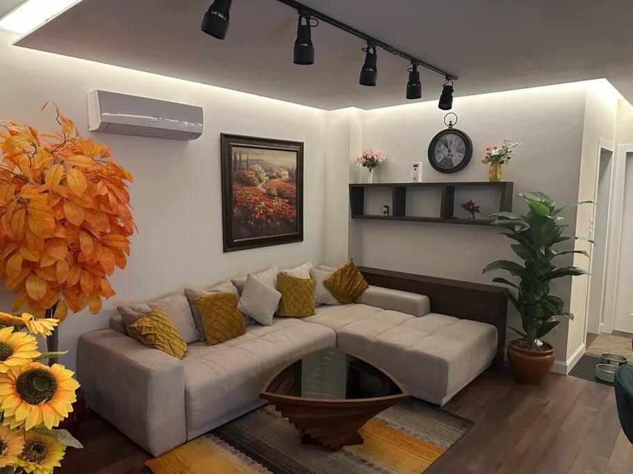 Prime Location! Outdoor Dining! Apartment *